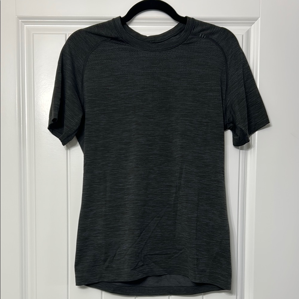 Men's LULULEMON Black Athletic Shirt